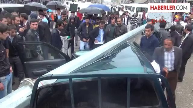 Hakkari'nin Yüksekova İlçesi'nde Bir Mobese Direğinin Rüzgarın Etkisiyle Devrilip, Yoldan Geçen...