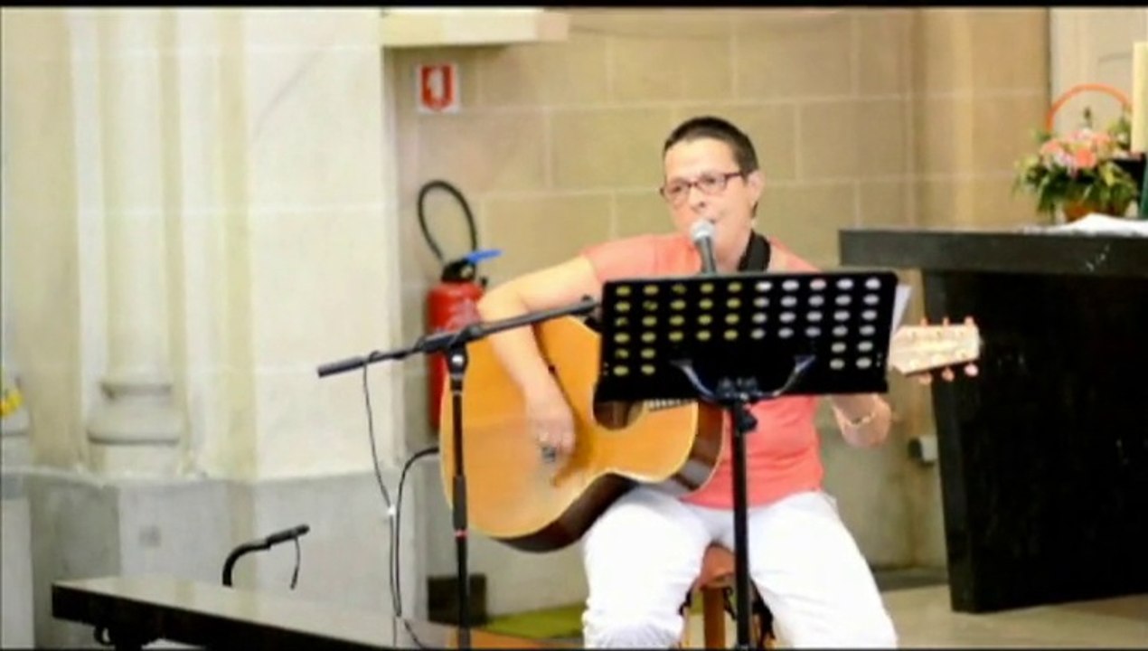 CLARIE, chanteuse guitariste soliste. Spécialisée dans l'animation musicale des cérémonies de MARIAGE (religieux, civils, laïques)