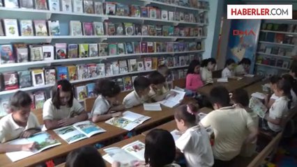 Öğretmen, Silopi'de 2 Okula Kütüphane Kurdu