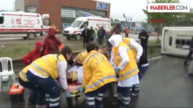 Tem Otoyolu Pendik Mevkiiinde Yağmur Nedeniyle Kayganlaşan Yolda Kontrolden Çıkan Bir Personel...