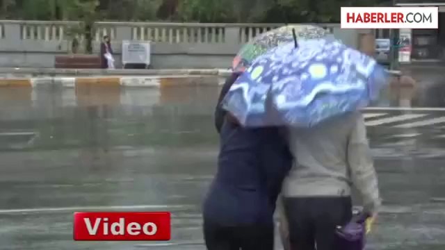 İstanbul'da Sağanak Yağış Etkisini Sürdürüyor