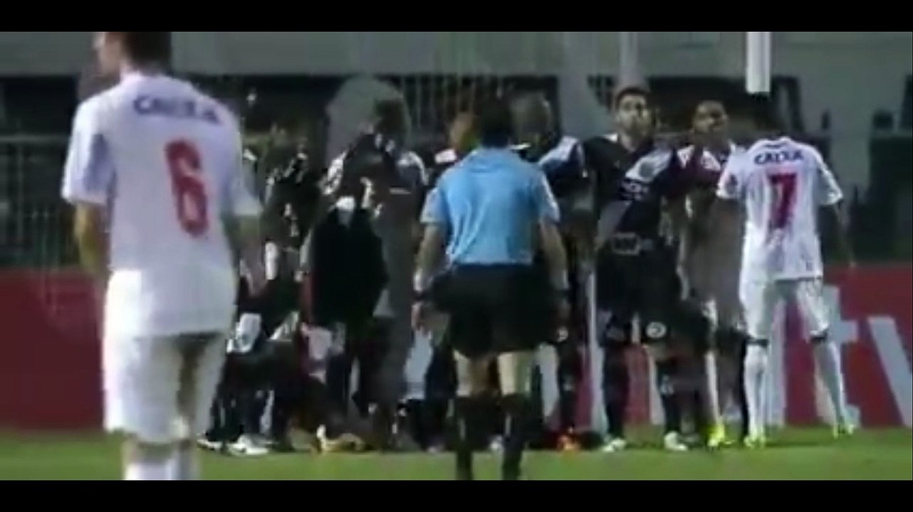 Football : au Brésil, le mur à 2 étages