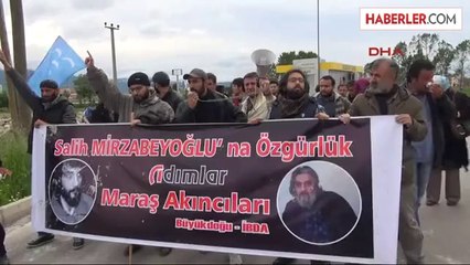 C Liderinin Doğum Günü Kutlamasında Polise Taşla Saldırdılar