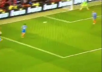 Clip Giggs đi bóng vượt qua cầu thủ của Hull City