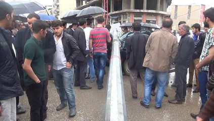 Yüksekova Mobese Direği Aracın üzerine devrildi