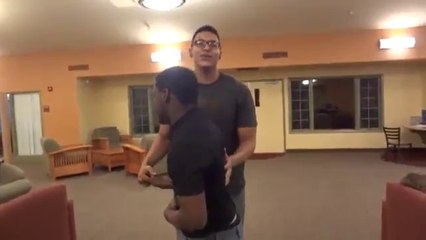 Arkadaşa gıdıklama şakası yaparken bayıltımak