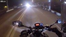 Un motard percute l'arriere d'une voiture