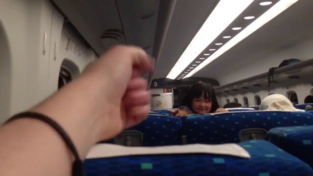 Jouer à Pierre Feuille Ciseau avec une petite fille dans le train adorable!