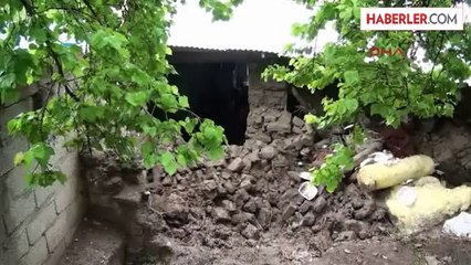 Kars'ın Kağızman İlçesinde Etkili Olan Yağmur Yüzünden Toprak Damlı Ev Çöktü.