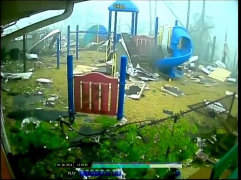 Passage d'une tornade filmé par une caméra de surveillance. Dingue...