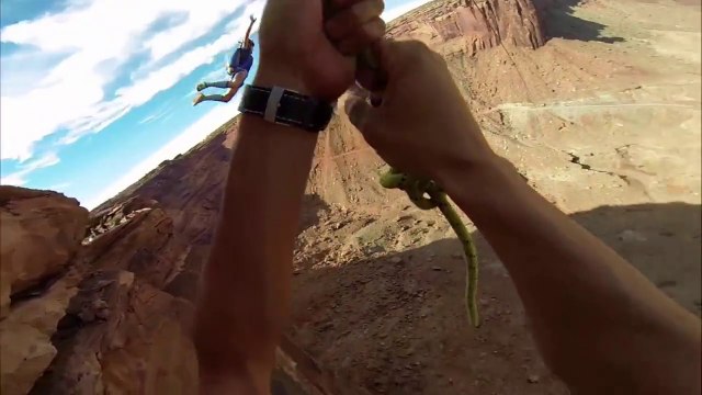 Descente en tyrolienne et BASE JUMP de fou!