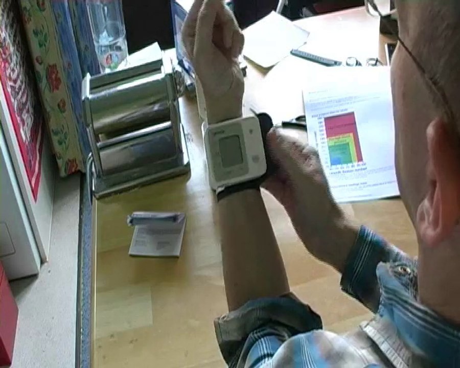 Omron RS2 Wrist Blood Pressure Monitor Review - Listen to the numbers!