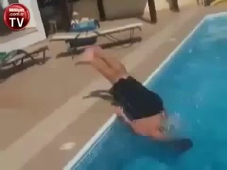 Fok taklidi yapan adam