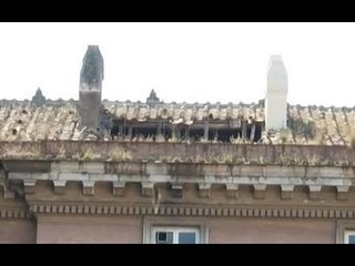 Caserta - Crolla parte del tetto della Reggia -live- (09.05.14)