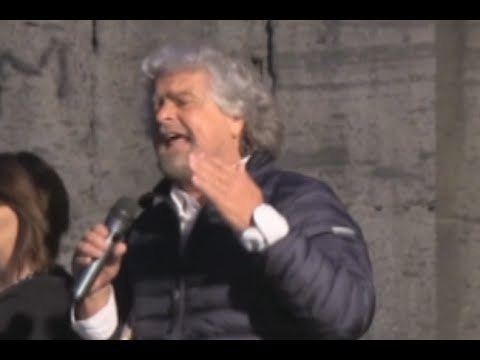 Napoli - Grillo: Vuoi vedere che la Carogna ha pilotato appalti Expo? -1- (09.05.14)
