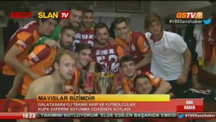 Kutlama soyunma odasında devam etti!