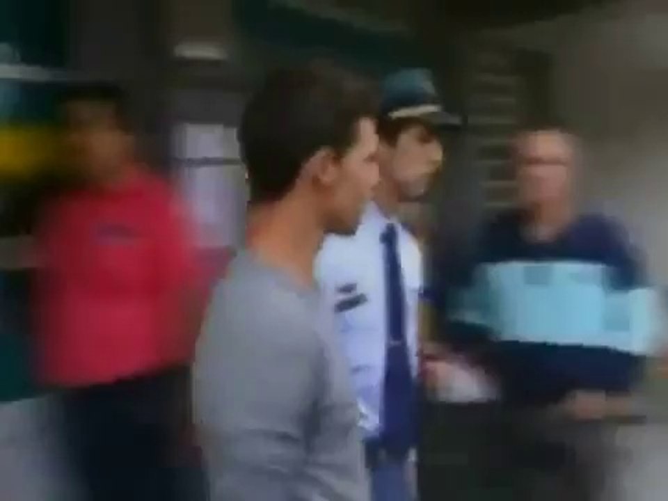 Un voleur coincé les fesses à l'air