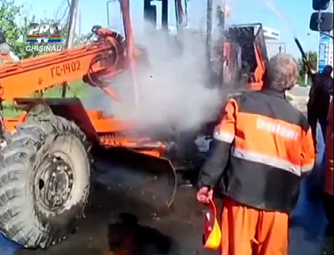 S-a aprins din senin Un tractor care repara o sosea a ARS la Ermoclia