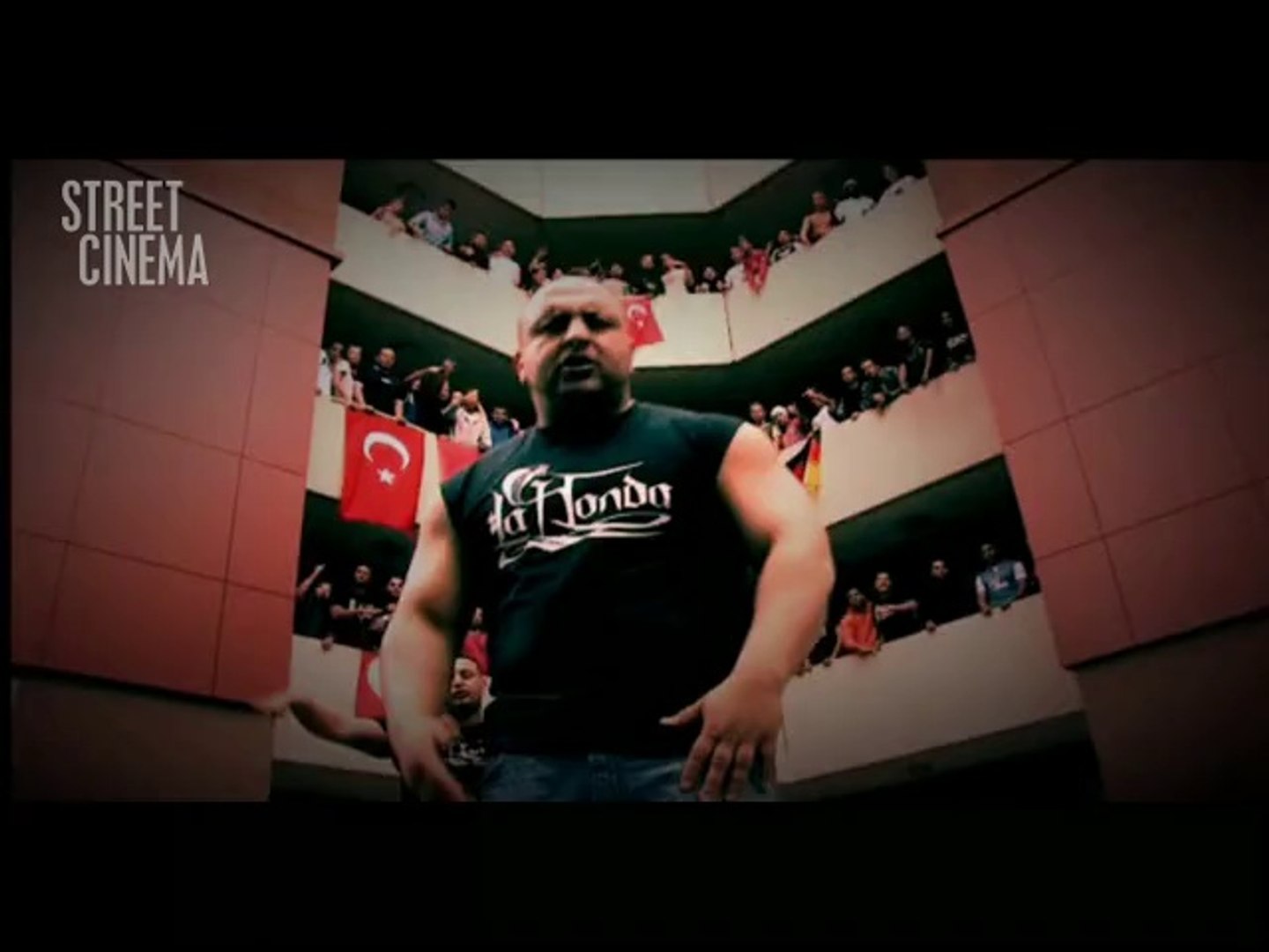 ⁣La Honda FEAT. EKO FRESH - Gorillas im Nebel