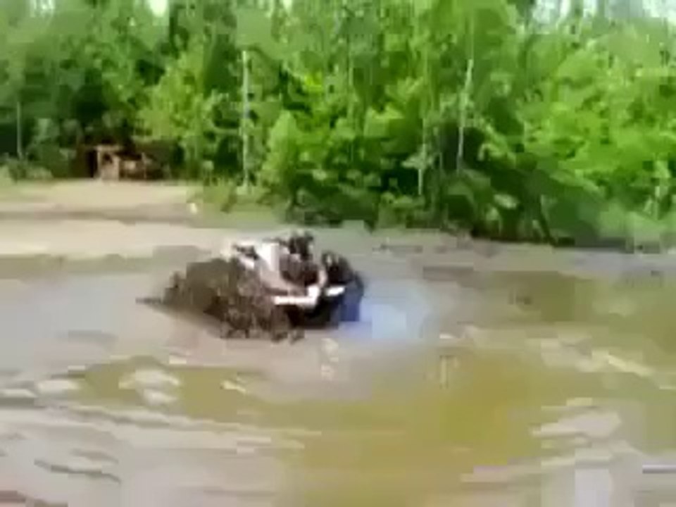 Atv motor ile su-çamur birikintisine dalan rahatsız