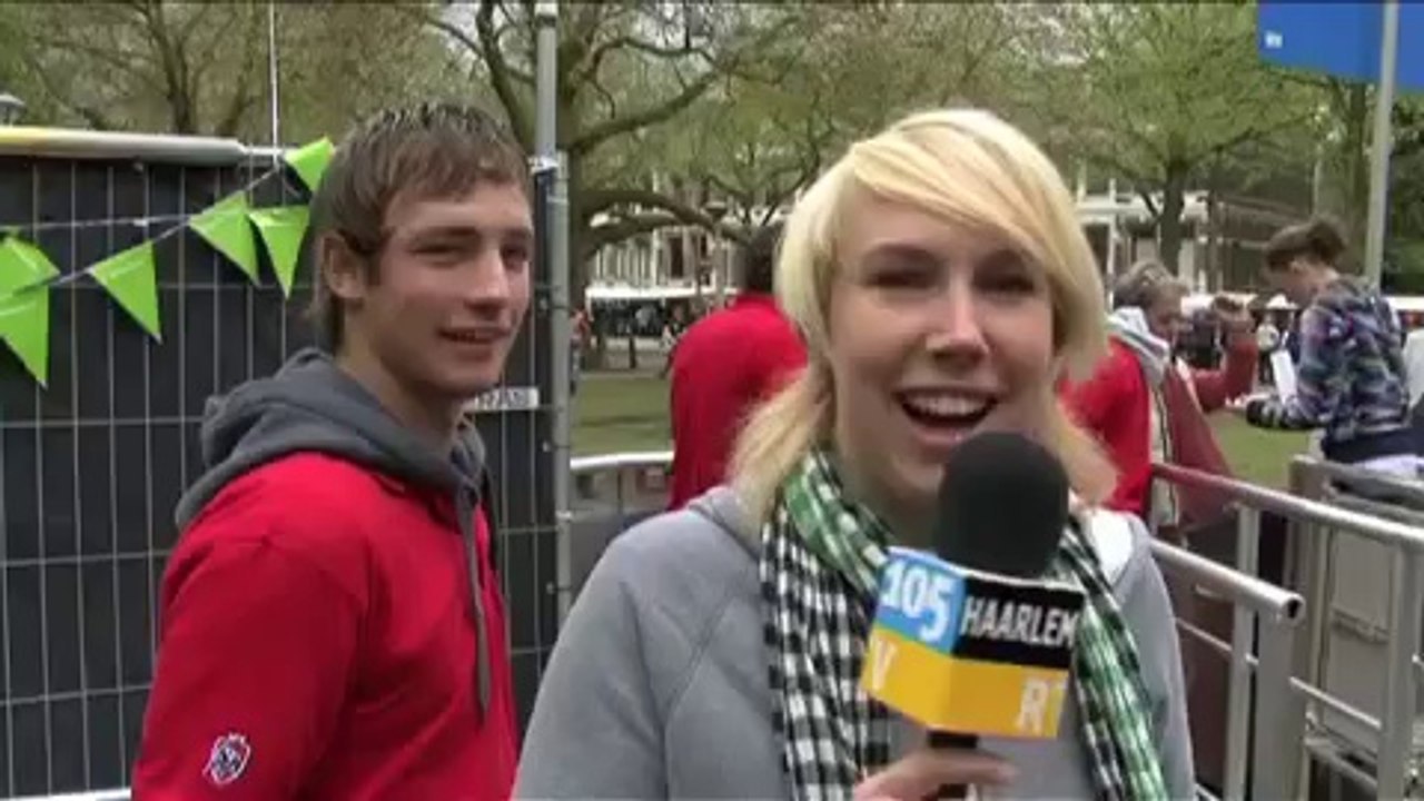 Mann wäscht seine Hände in Pissrinne