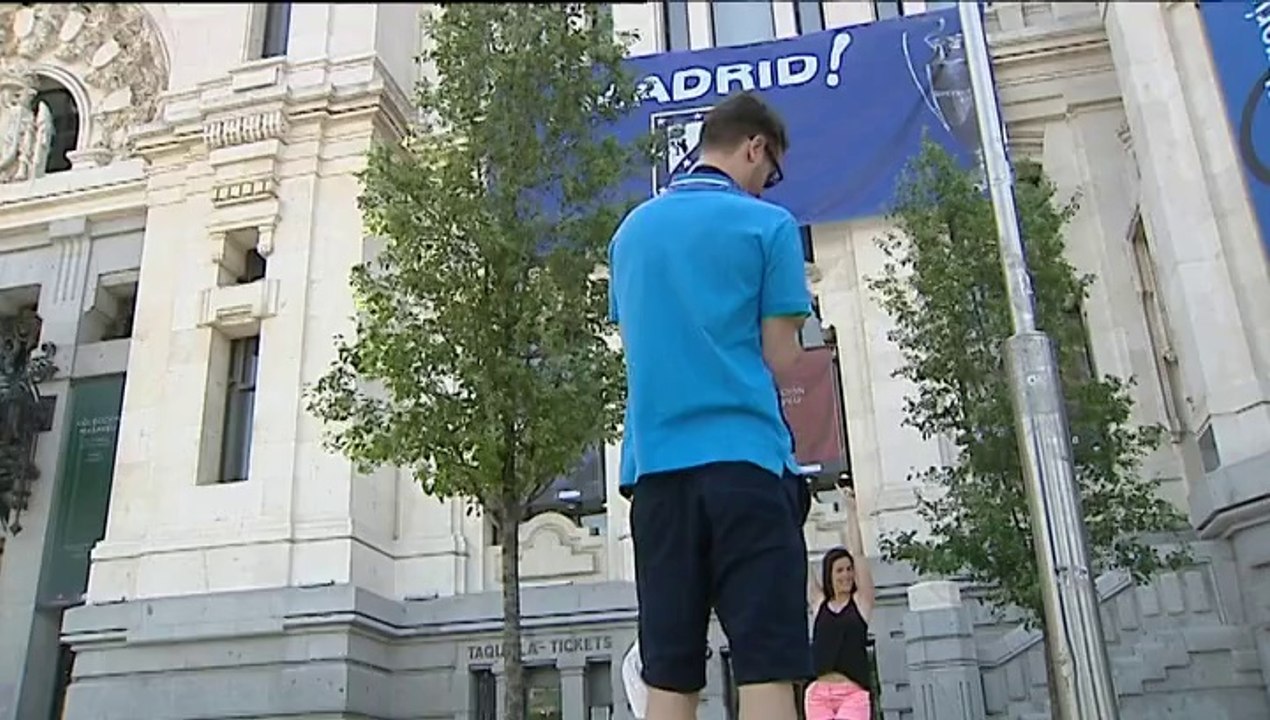Escudos gigantes del Atlético y el Real Madrid presiden la plaza de Cibeles