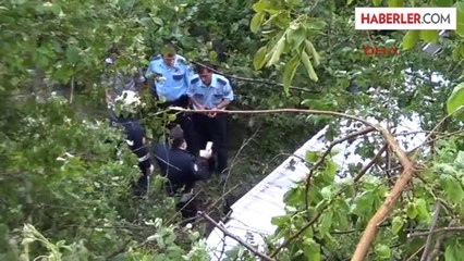 Ordu'nun Altınordu İlçesi'nde Halit Tosun Yönetimindeki Minibüs, Yağmur Nedeniyle Kaygan Olan Yolda...