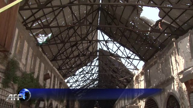 Civis voltam para a cidade destruída de Homs