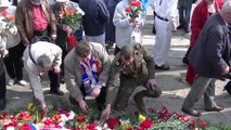 ветераны несут цветы к памятнику Победы 9 5 2014 Рига
