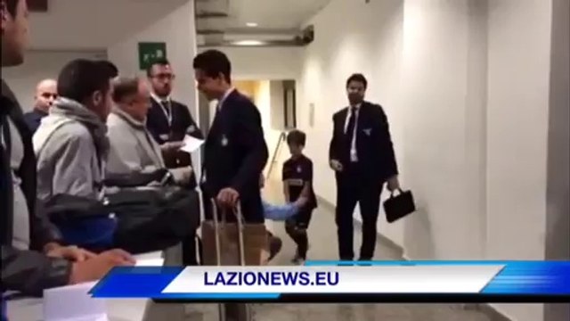 HERNANES saluta i laziali all'uscita del match tra INTER e LAZIO