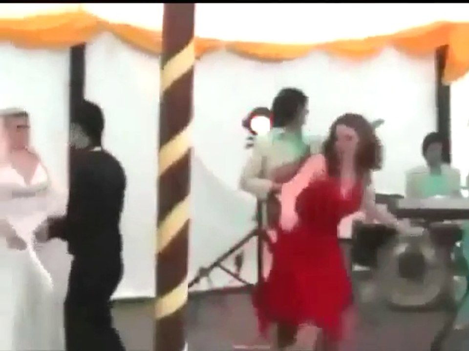Düğünde kendinden geçen kadın