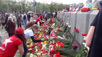 Пороша 9 мая 2014 у памятника Победе в Риге