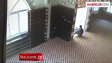 Önce Çaldı, Sonra Dua Etti