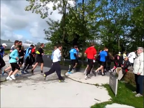 Route du Louvre : les coureurs du 10 km passent sur le parvis du musée