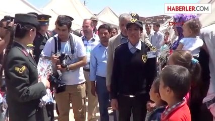 Jandarma, Çadır Kentteki Suriyeli Anneleri Ziyaret Etti