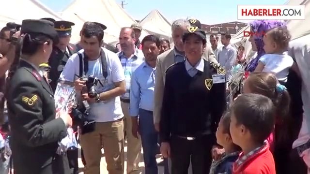 Jandarma, Çadır Kentteki Suriyeli Anneleri Ziyaret Etti