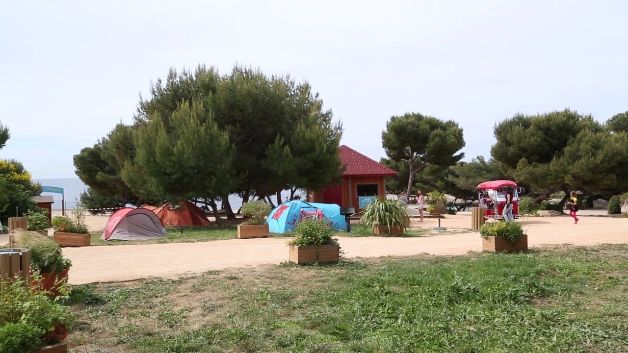 Martigues : visite et braderie au Camping paradis