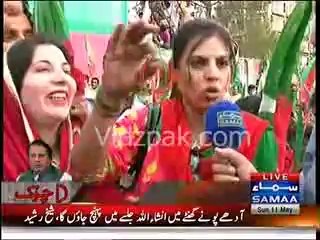 PTI Female Supporter presents Bangles for Shabhaz Sharif & also suggest 'Shahnaz Sharif' as new name of Shabhaz Sharif