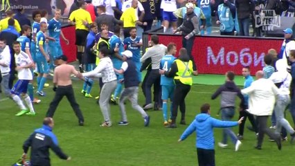Les fans de Saint-Pétersbourg envahissent le terrain pour attaquer les joueurs adverses