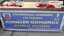 Jandarma Annelere Karanfil Dağıttı