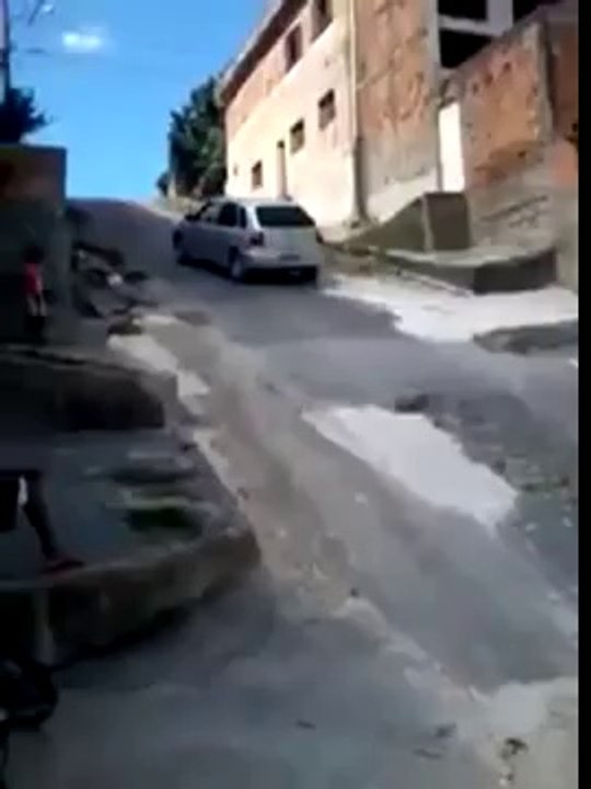 Une voiture n'arrive pas à monter une route