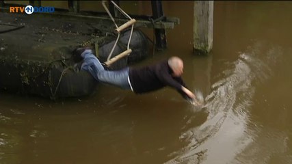 Plons! Wiebe Klijnstra valt in het water - RTV Noord