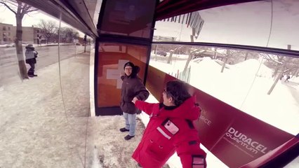 Elele Tutuşunca Isınan Otobüs Durağı