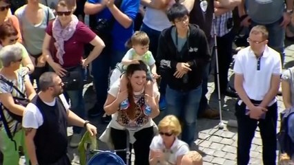 Pope Francis: "Let us pray for our mothers"