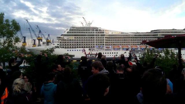 Amazing cover of Seven nation Army by a Cruise Ship