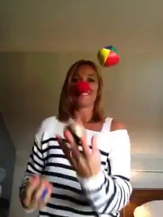 Mélanie jongle avec 3 balles