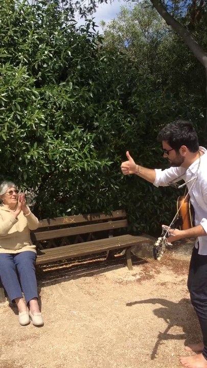 Niko joue de l'harmonica à son arrière grand-mère