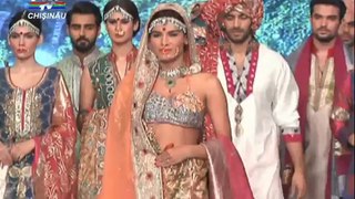S-a dat startul celui mai asteptat spectacol de moda din Pakistan Sari-urile traditionale nelipsite
