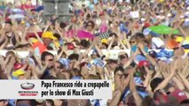 Papa Francesco ride a crepapelle per lo show di Max Giusti in Piazza San Pietro