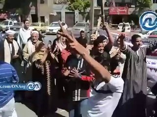 شاهد.. مواطن يرقص بشكل هستيرى لتأييد السيسي بالسيدة زينب